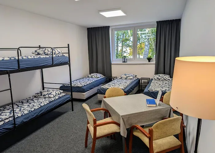 Baraczek Lotnisko Hostel *