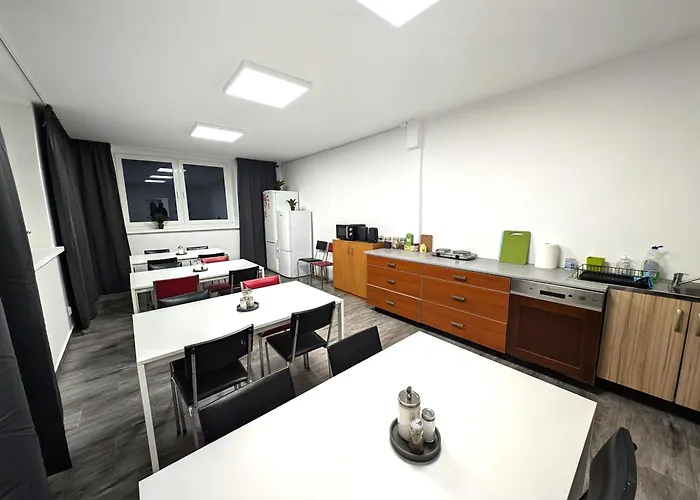 Baraczek Lotnisko Hostel *