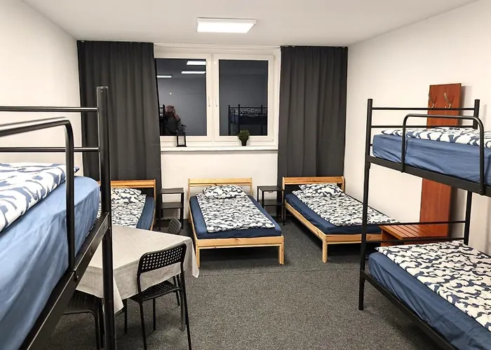 Baraczek Lotnisko Hostel *