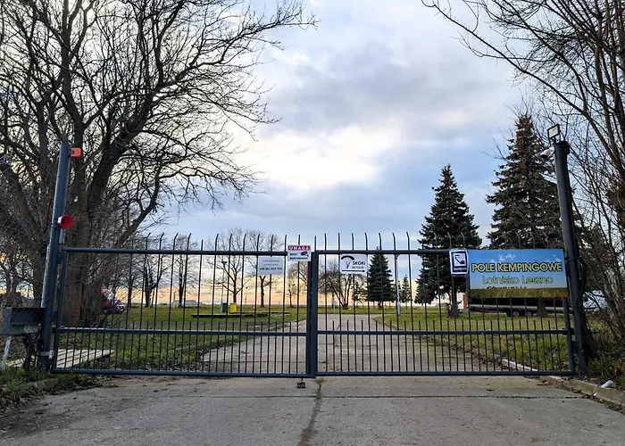 Baraczek Lotnisko Hostel